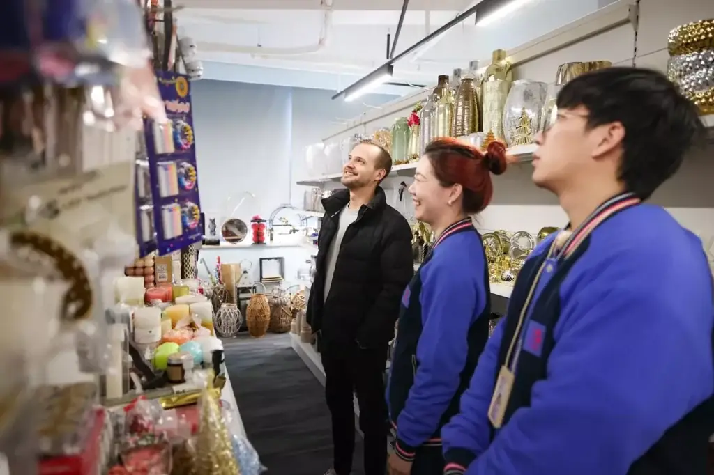 International buyer and ROYAL UNION team reviewing home decoration products in a Yiwu showroom