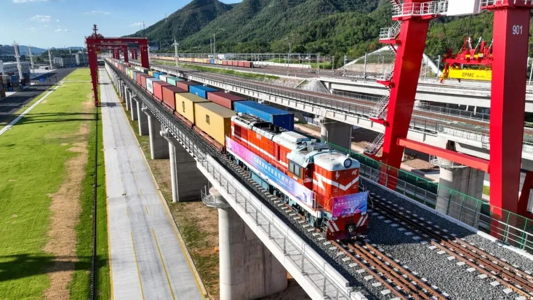 MU Group sea-rail intermodal train travelling through the Yiwu Suxi International Hub Port