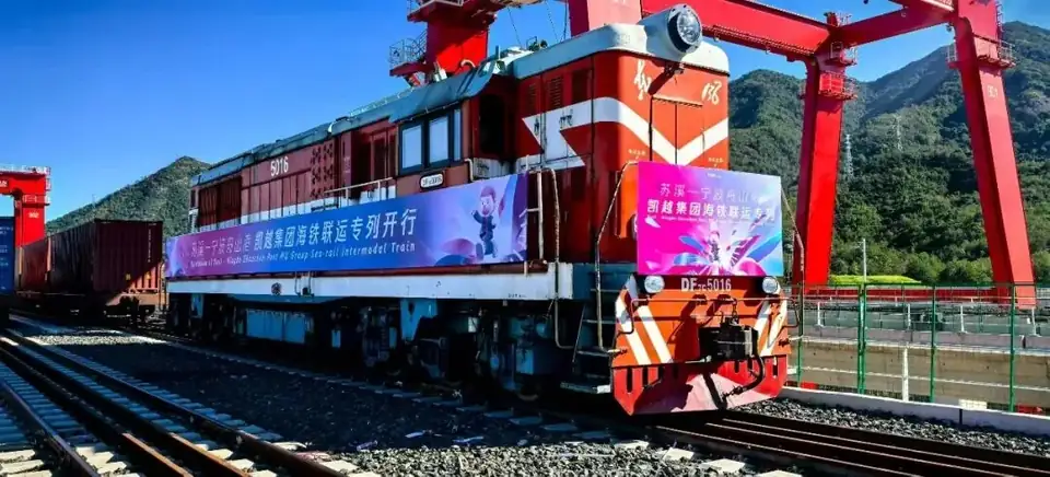 The MU Group sea-rail intermodal train ready for departure
